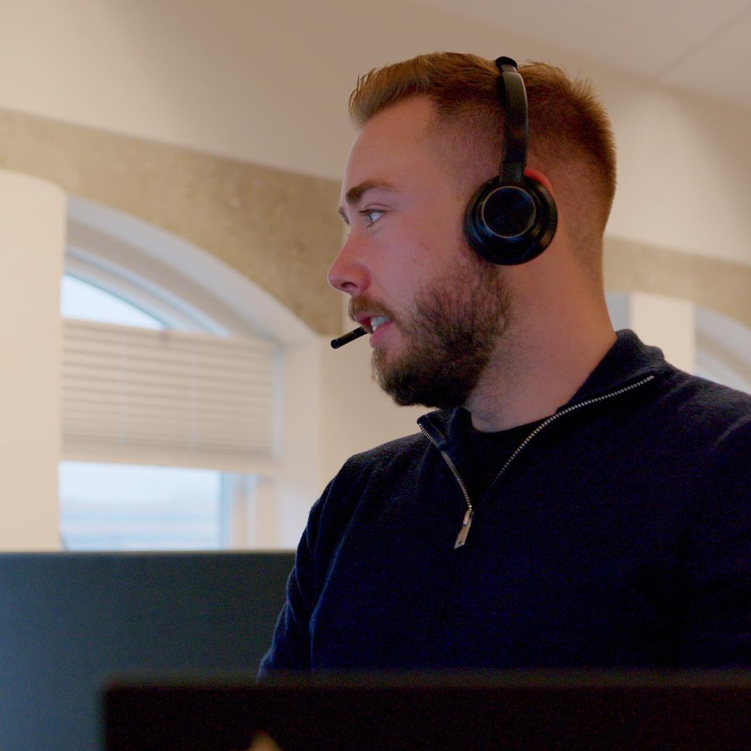 Mand der snakker i telefon